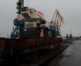 Transbordement du navire sur les wagons ferroviaires des engins de chantier pour les routes dans les ports de Poti et Batumi, Géorgie