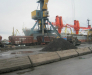 Umladen von Gütern vom Schiff auf die Eisenbahnwaggons im Hafen von Poti.