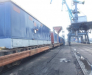 Umschlag von Gütern aus Seecontainern auf Eisenbahnwaggons